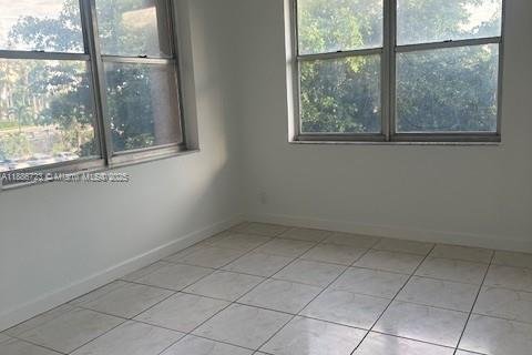 Condo in Pompano Beach, Florida, 2 bedrooms № 1933482 - photo 9