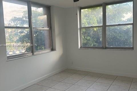 Condo in Pompano Beach, Florida, 2 bedrooms № 1933482 - photo 8