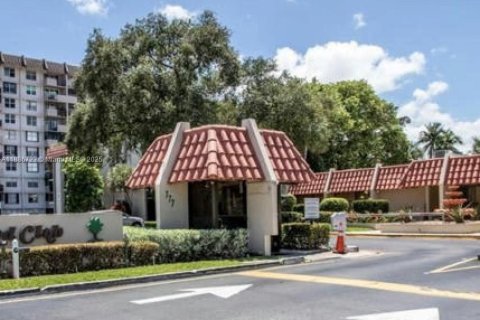 Condo in Pompano Beach, Florida, 2 bedrooms № 1933482 - photo 16