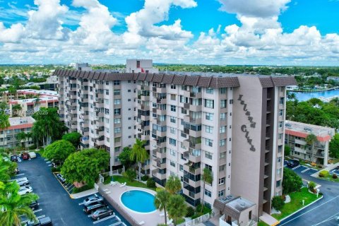 Condo in Pompano Beach, Florida, 2 bedrooms № 1933482 - photo 1