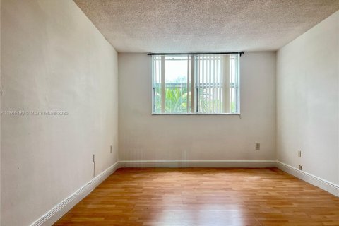 Condo in North Miami, Florida, 2 bedrooms  № 1697203 - photo 16