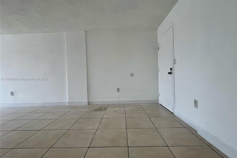 Condo in North Miami, Florida, 2 bedrooms  № 1697203 - photo 9