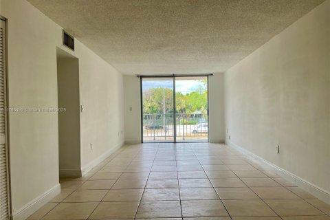 Condo in North Miami, Florida, 2 bedrooms  № 1697203 - photo 11