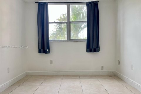 Condo in North Miami, Florida, 2 bedrooms  № 1697203 - photo 18