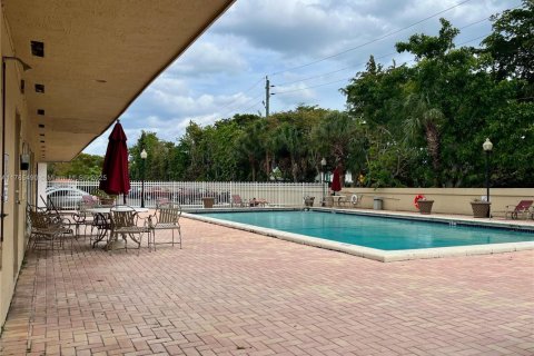 Condo in North Miami, Florida, 2 bedrooms  № 1697203 - photo 2