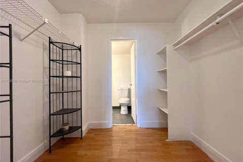 Condo in North Miami, Florida, 2 bedrooms  № 1697203 - photo 13