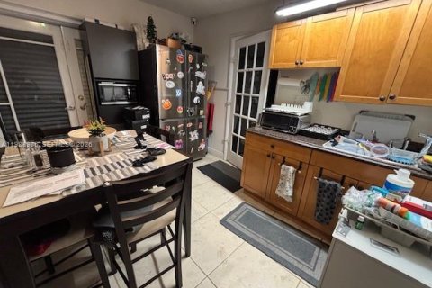 House in Miami, Florida 4 bedrooms, 174.01 sq.m. № 2050313 - photo 13