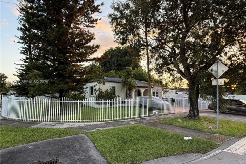 House in Miami, Florida 4 bedrooms, 174.01 sq.m. № 2050313 - photo 3