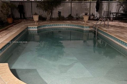 House in Miami, Florida 4 bedrooms, 174.01 sq.m. № 2050313 - photo 16