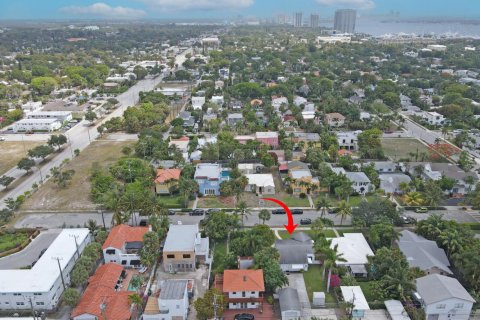 House in West Palm Beach, Florida 2 bedrooms, 110.74 sq.m. № 1185392 - photo 1