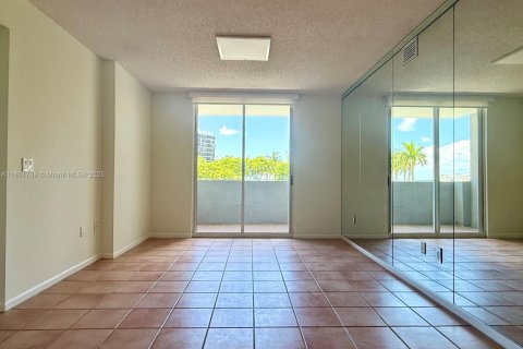 Condominio en alquiler en Miami, Florida, 2 dormitorios, 86.4 m2 № 1858683 - foto 1