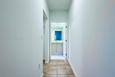 Condominio en alquiler en Miami, Florida, 2 dormitorios, 86.4 m2 № 1858683 - foto 12