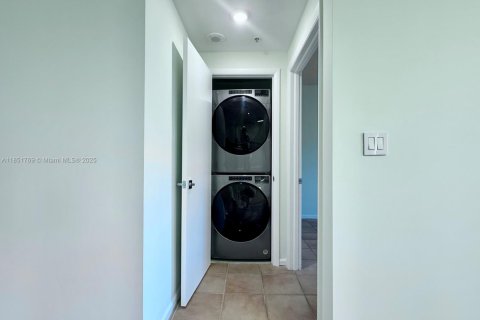 Condominio en alquiler en Miami, Florida, 2 dormitorios, 86.4 m2 № 1858683 - foto 9