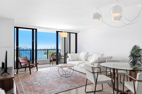 Condominio en venta en Miami, Florida, 1 dormitorio, 82.68 m2 № 2152824 - foto 1