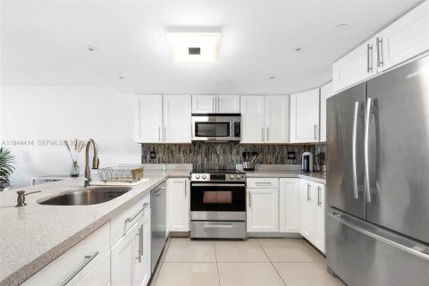 Condominio en venta en Miami, Florida, 1 dormitorio, 82.68 m2 № 2152824 - foto 9