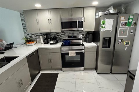 Touwnhouse à vendre à Miami, Floride: 3 chambres, 141.21 m2 № 1872603 - photo 2