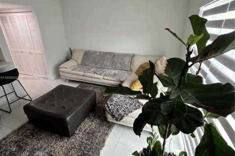 Touwnhouse à vendre à Miami, Floride: 3 chambres, 141.21 m2 № 1872603 - photo 4
