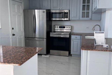 Condo in North Miami Beach, Florida, 2 bedrooms № 2257712 - photo 24