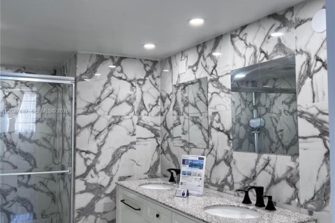 Condo in North Miami Beach, Florida, 2 bedrooms № 2257712 - photo 16