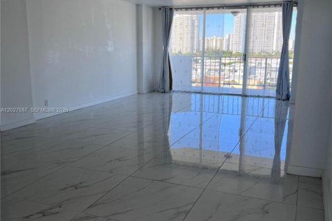 Condo in North Miami Beach, Florida, 2 bedrooms № 2257712 - photo 14