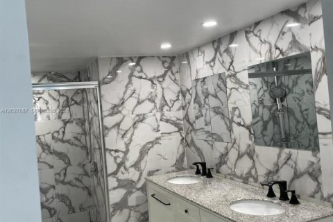 Condo in North Miami Beach, Florida, 2 bedrooms № 2257712 - photo 17