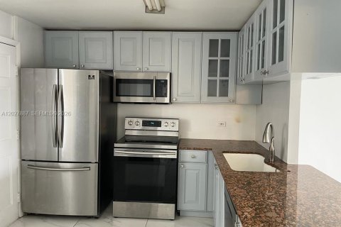 Condo in North Miami Beach, Florida, 2 bedrooms № 2257712 - photo 22