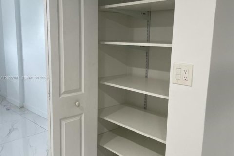 Condo in North Miami Beach, Florida, 2 bedrooms № 2257712 - photo 18