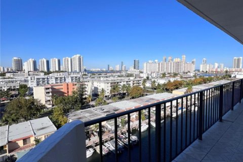 Condo in North Miami Beach, Florida, 2 bedrooms № 2257712 - photo 5