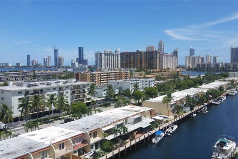 Condo in North Miami Beach, Florida, 2 bedrooms № 2257712 - photo 4