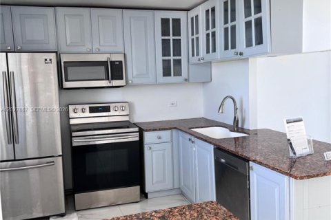 Condo in North Miami Beach, Florida, 2 bedrooms № 2257712 - photo 23