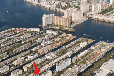 Condo in North Miami Beach, Florida, 2 bedrooms № 2257712 - photo 2