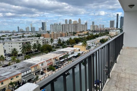 Condo in North Miami Beach, Florida, 2 bedrooms № 2257712 - photo 3
