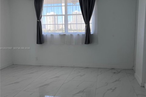Condo in North Miami Beach, Florida, 2 bedrooms № 2257712 - photo 8