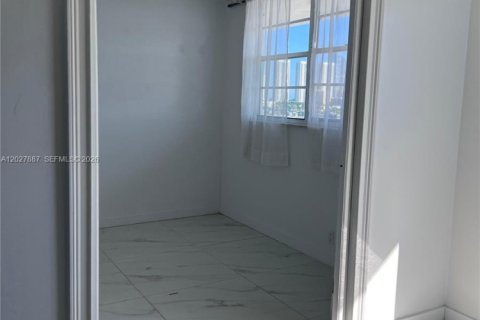 Condo in North Miami Beach, Florida, 2 bedrooms № 2257712 - photo 13