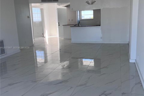 Condo in North Miami Beach, Florida, 2 bedrooms № 2257712 - photo 7