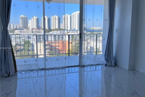 Condo in North Miami Beach, Florida, 2 bedrooms № 2257712 - photo 11