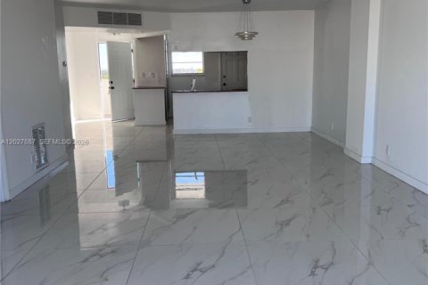 Condo in North Miami Beach, Florida, 2 bedrooms № 2257712 - photo 19
