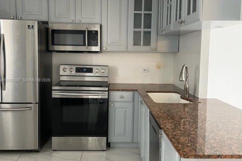 Condo in North Miami Beach, Florida, 2 bedrooms № 2257712 - photo 21