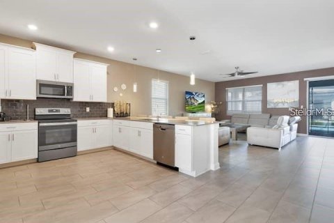 House in Kissimmee, Florida 8 bedrooms, 398.46 sq.m. № 2150709 - photo 2