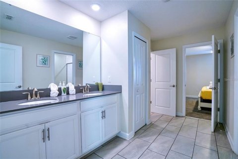 House in Kissimmee, Florida 8 bedrooms, 398.46 sq.m. № 2150709 - photo 16