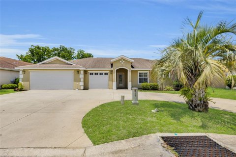 House in Oxford, Florida 4 bedrooms, 224.27 sq.m. № 1803258 - photo 1