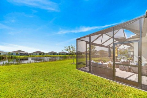 House in Port St. Lucie, Florida 3 bedrooms, 228.91 sq.m. № 2191690 - photo 13