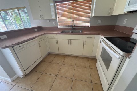 House in Homestead, Florida 4 bedrooms, 138.52 sq.m. № 1790319 - photo 3