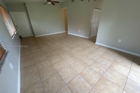 House in Homestead, Florida 4 bedrooms, 138.52 sq.m. № 1790319 - photo 5