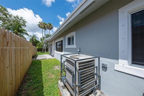 House in Homestead, Florida 4 bedrooms, 138.52 sq.m. № 1790319 - photo 30