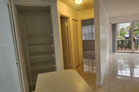 Condominio en alquiler en Coral Springs, Florida, 2 dormitorios, 91.42 m2 № 1762489 - foto 5