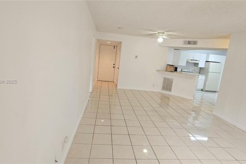 Condominio en alquiler en Coral Springs, Florida, 2 dormitorios, 91.42 m2 № 1762489 - foto 8