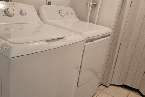 Condominio en alquiler en Coral Springs, Florida, 2 dormitorios, 91.42 m2 № 1762489 - foto 9