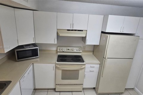 Condominio en alquiler en Coral Springs, Florida, 2 dormitorios, 91.42 m2 № 1762489 - foto 4