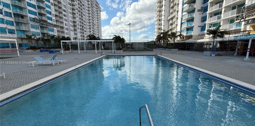 Condominio en Aventura, Florida, 1 dormitorio № 1703427